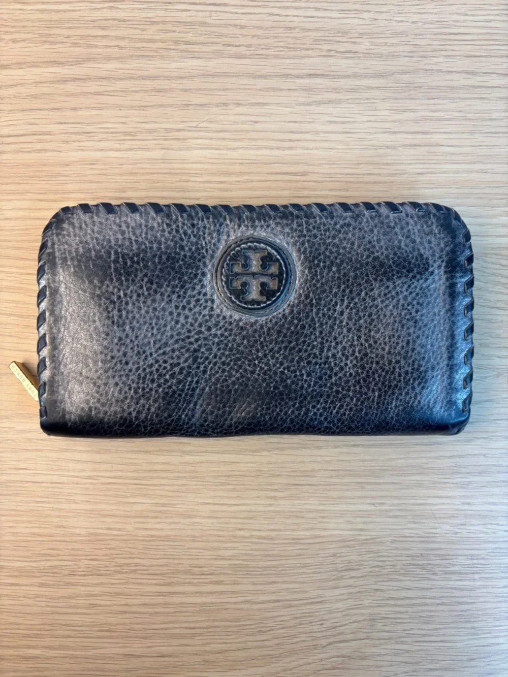 Tory Burch Chelsea Black/Gray‎ Pebbled Leather Zip-Around Wallet Whipstitch Trim
